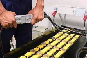 Nên thay thế hay sửa chữa bình ắc quy xe nâng