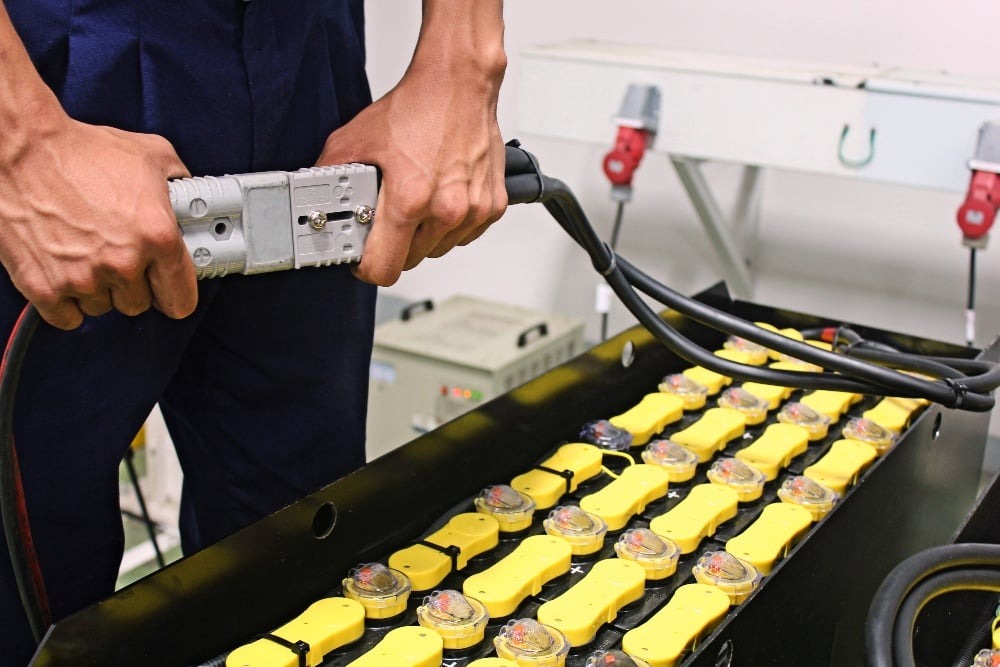 Nên thay thế hay sửa chữa bình ắc quy xe nâng