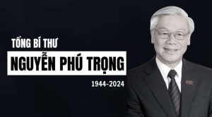 Sáng 25/7/2024, Tang lễ đồng chí Nguyễn Phú Trọng, Tổng Bí thư Ban Chấp hành Trung ương Đảng Cộng sản Việt Nam được tổ chức trọng thể theo nghi thức Quốc tang. Lễ viếng đồng chí Nguyễn Phú Trọng bắt đầu từ 7h00 ngày 25/7 đến 22 giờ và ngày mai 26/7, từ 7 giờ đến 13 giờ, được tổ chức đồng thời tại Nhà tang lễ Quốc gia số 5 Trần Thánh Tông, thành phố Hà Nội; Hội trường Thống Nhất, Thành phố Hồ Chí Minh và tại quê nhà xã Đông Hội, huyện Đông Anh, thành phố Hà Nội. Lễ viếng Tổng Bí Thư Nguyễn Phú Trọng. Nguồn: TTXVN Tang lễ đồng chí Nguyễn Phú Trọng, Tổng Bí thư Ban Chấp hành Trung ương Đảng Cộng sản Việt Nam được tổ chức theo nghi thức Quốc tang. Linh cữu đồng chí Nguyễn Phú Trọng được quàn tại Nhà tang lễ Quốc gia số 5 Trần Thánh Tông, thành phố Hà Nội. Lễ viếng đồng chí Nguyễn Phú Trọng được tổ chức tại Nhà tang lễ Quốc gia số 5 Trần Thánh Tông, thành phố Hà Nội, bắt đầu từ 7 giờ đến 22 giờ ngày 25 tháng 7 năm 2024 và từ 7 giờ đến 13 giờ ngày 26 tháng 7 năm 2024. Lễ truy điệu đồng chí Nguyễn Phú Trọng được tổ chức lúc 13 giờ ngày 26 tháng 7 tại Nhà tang lễ Quốc gia số 5 Trần Thánh Tông, thành phố Hà Nội. Lễ an táng lúc 15 giờ cùng ngày tại Nghĩa trang Mai Dịch, thành phố Hà Nội. Lễ viếng, Lễ truy điệu đồng chí Nguyễn Phú Trọng được tổ chức cùng thời gian trên tại Hội trường Thống Nhất, Thành phố Hồ Chí Minh và tại quê nhà xã Đông Hội, huyện Đông Anh, thành phố Hà Nội. Chủ tịch Quốc hội Trần Thanh Mẫn ghi sổ tang Chủ tịch Quốc hội Trần Thanh Mẫn ghi sổ tang. Ảnh: TTXVN Trong niềm xúc động, Ủy viên Bộ Chính trị, Chủ tịch Quốc hội Trần Thanh Mẫn viết: “Vô cùng tiếc thương đồng chí Tổng Bí thư Nguyễn Phú Trọng - Nhà lãnh đạo xuất sắc, có uy tín lớn của Đảng, Nhà nước và nhân dân ta; Người cộng sản kiên trung, mẫu mực, trọn đời vì Đảng, vì nước, vì dân. Đồng chí đã dành thời gian, công sức, trí tuệ đối với vấn đề đổi mới tổ chức, nâng cao hiệu quả hoạt động của Quốc hội; có định hướng quan trọng để đáp ứng tốt nhất yêu cầu, nhiệm vụ chính trị của đất nước và kỳ vọng, tin tưởng của cử tri, nhân dân cả nước. Đồng chí mất đi là tổn thất to lớn đối với Đảng, Nhà nước và nhân dân ta, để lại niềm tiếc thương vô hạn đối với đồng chí, đồng bào, gia quyến và bạn bè quốc tế.  Xin kính cẩn nghiêng mình trước anh linh đồng chí; nguyện tiếp tục đi theo con đường cách mạng mà Đảng, Bác Hồ, các thế hệ đi trước và đồng chí đã lựa chọn. Trước nỗi đau thương mất mát vô cùng to lớn này, xin gửi đến gia quyến lời chia buồn sâu sắc nhất. Xin vĩnh biệt đồng chí Tổng Bí thư Nguyễn Phú Trọng kính mến!” Chủ tịch nước Tô Lâm: Tổng bí thư Nguyễn Phú Trọng 'mãi lưu danh lịch sử'  Chủ tịch nước Tô Lâm đặt tay lên linh cữu phủ Quốc kỳ, tiễn biệt Tổng bí thư Nguyễn Phú Trọng. Ảnh: TTXVN Ghi sổ tang, Chủ tịch nước Tô Lâm bày tỏ: "Vô cùng thương tiếc đồng chí Tổng Bí thư Nguyễn Phú Trọng - Người con yêu quý của dân tộc Việt Nam, Nhà lãnh đạo đặc biệt xuất sắc, người đảng viên cộng sản kiên trung, một tấm gương sáng ngời không ngừng học tập, làm theo tư tưởng, đạo đức, phong cách Hồ Chí Minh, có uy tín lớn của Đảng, Nhà nước và nhân dân ta, người bạn lớn của nhân dân thế giới; người đã dành trọn cuộc đời, tận tâm, tận lực, tận hiến cho đất nước, cho Đảng, cho Nhân dân; có nhiều công lao và cống hiến to lớn cho sự nghiệp cách mạng của Đảng và dân tộc, cho phong trào cộng sản quốc tế và duy trì hòa bình, ổn định, phát triển trong khu vực và trên thế giới". Chủ tịch nước viết trong sổ tang. Ảnh: TTXVN tiec thuong tong bi thu